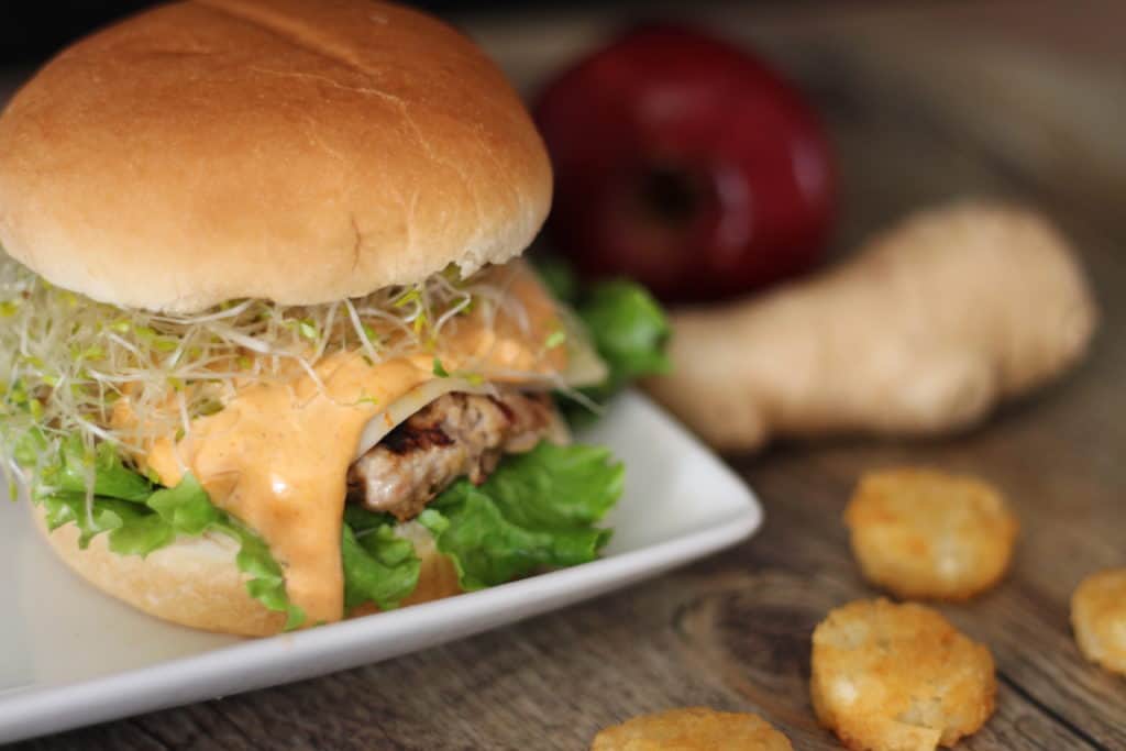 Hamburger asiatique au porc et à la pomme