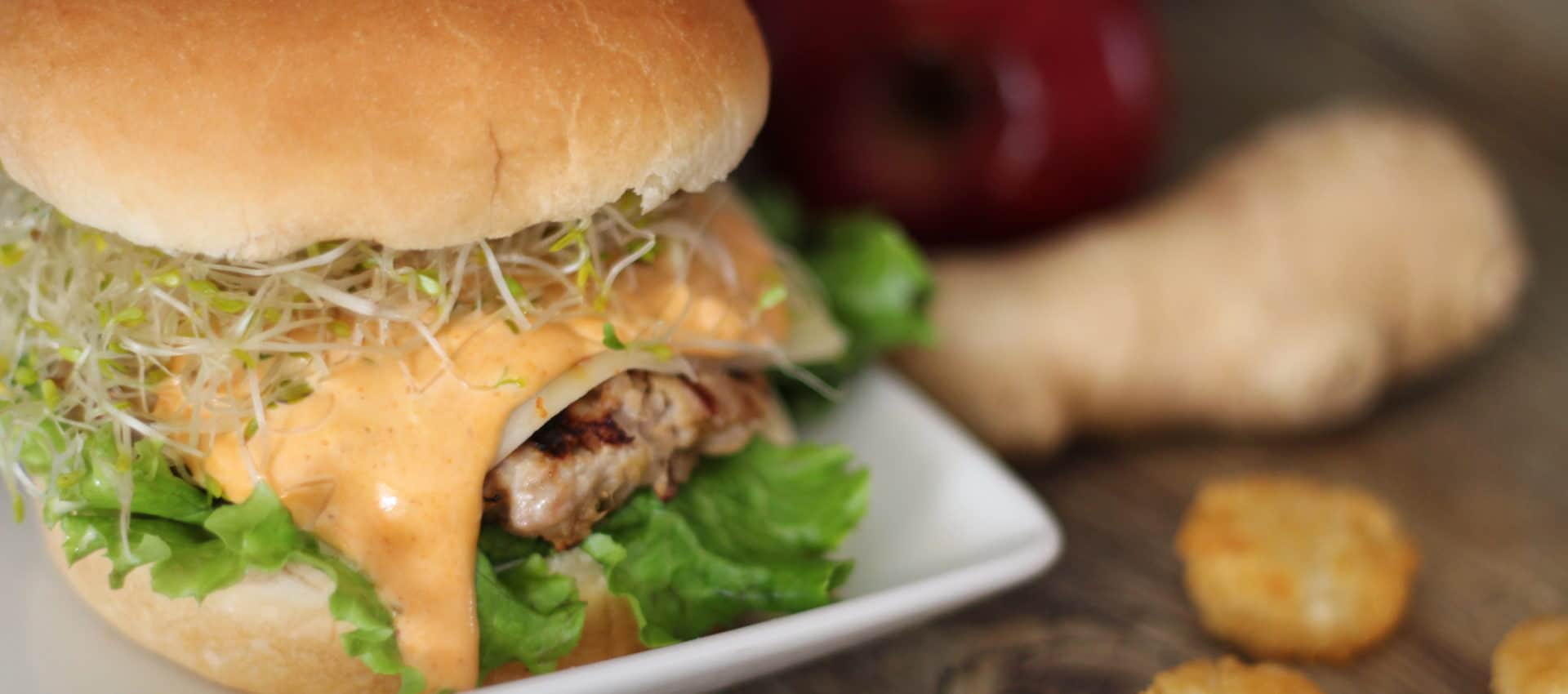 Hamburger asiatique au porc et à la pomme