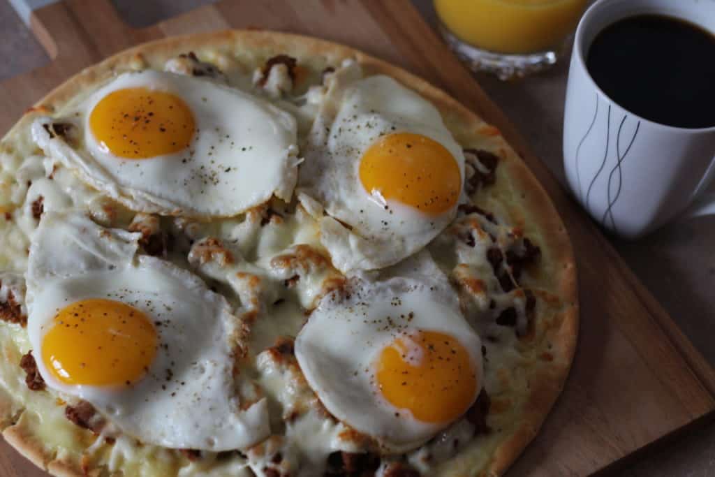 Pizza à la saucisse à déjeuner