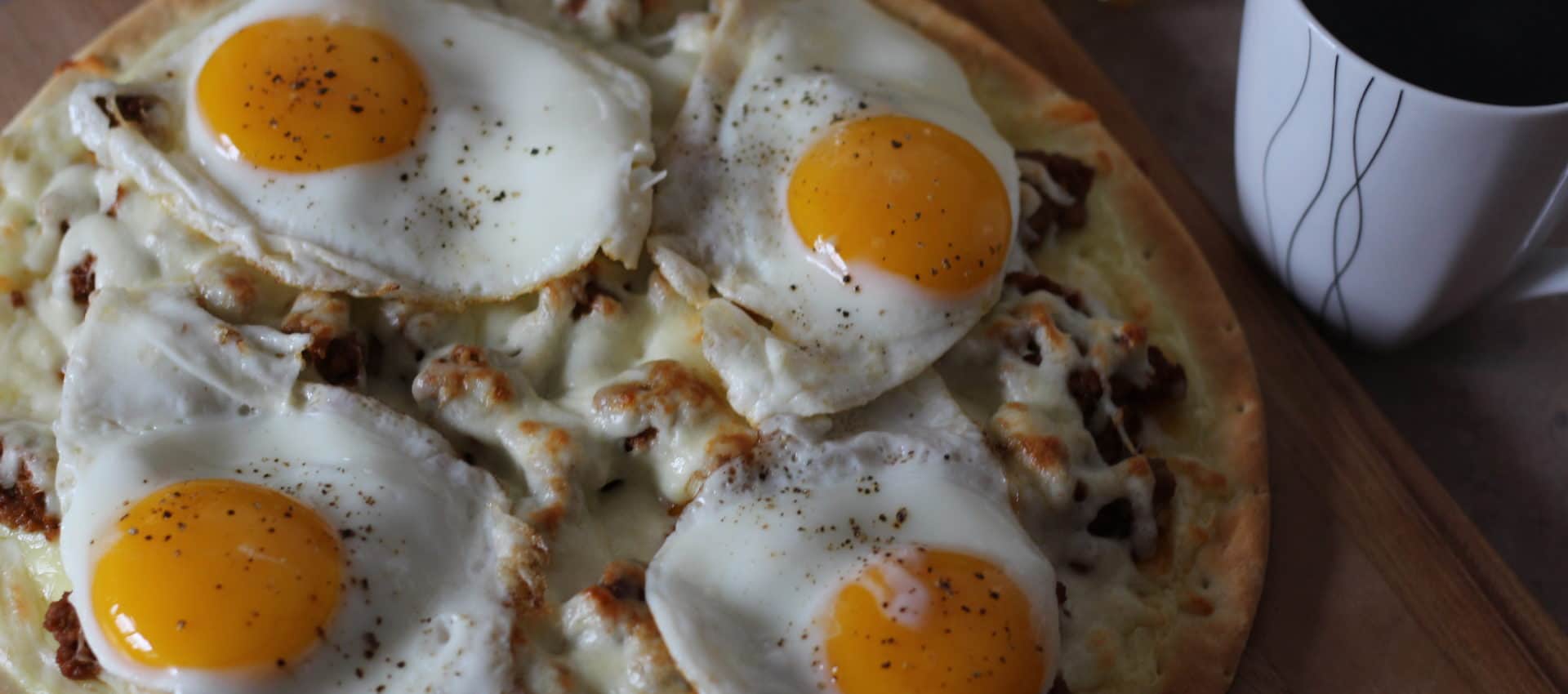 Pizza à la saucisse à déjeuner